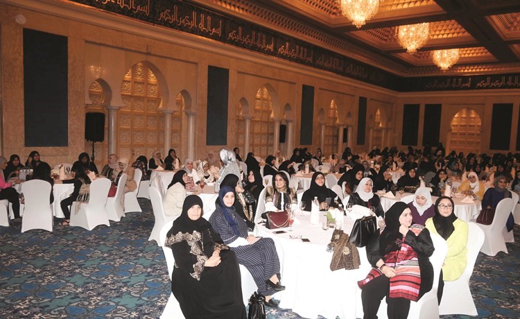 ناخبات الدائرة الأولى يستمعن إلى حديث خليل الصالح﻿