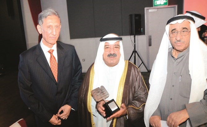 وزير شؤون الديوان الأميري الشيخ ناصر صباح الأحمد خلال تكريم الفائزين﻿