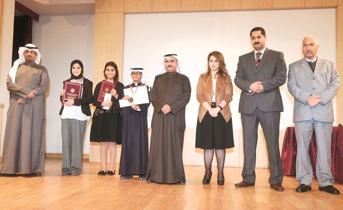 د. سعود الحربي مع الفائزين في المسابقة	(محمد هاشم) ﻿