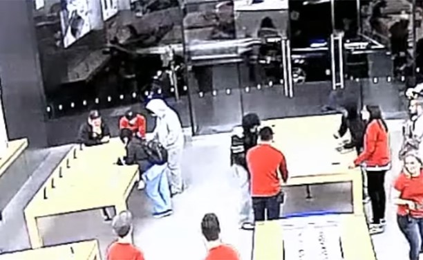 بالفيديو.. لصوص ينهبون متجر آيفون في لمح البصر!