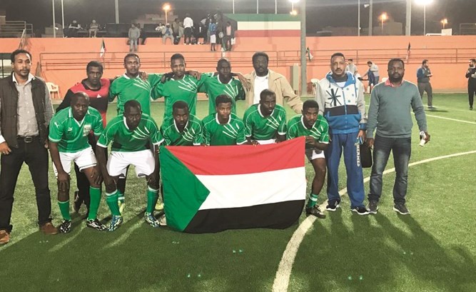 أعضاء فريق سفارة دولة السودان قبل أداء مباراتهم ﻿