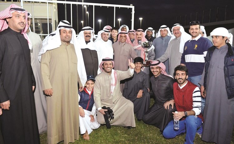 الشيخ خالد أحمد الخالد والحميضي والسلمان يقدمون الكأس لإسطبل السرور﻿