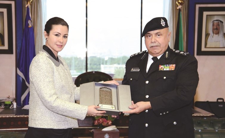 الفريق سليمان الفهد مستقبلا الشيخة الزين الصباح﻿