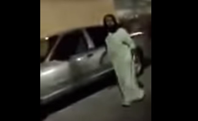 فيديو مخيف لسيدة تحمل سكيناً وتتجول في أحد أحياء جدة