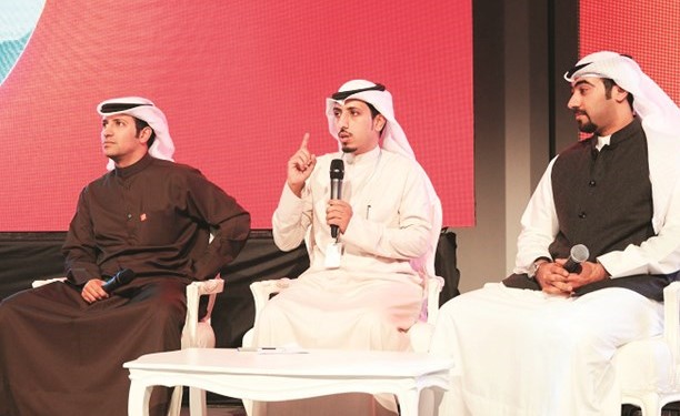 المشاركون في الحلقة النقاشية﻿