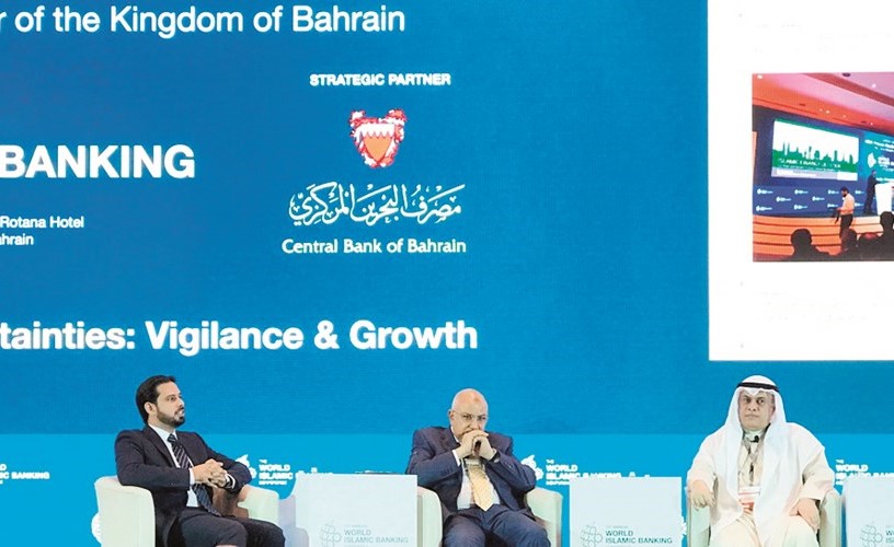 الماجد متحدثا خلال الجلسة﻿