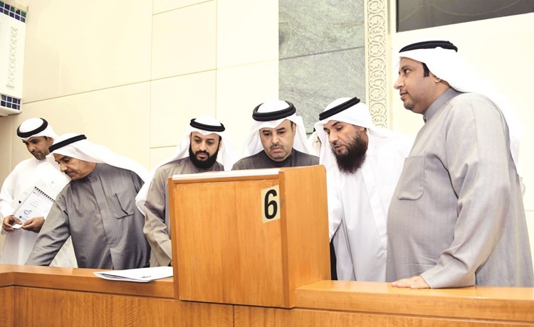 الحميدي السبيعي ومبارك الحجرف وعبدالله فهاد ومرزوق الخليفة ويوسف الفضالة يتوسطهم الأمين العام علام الكندري﻿
