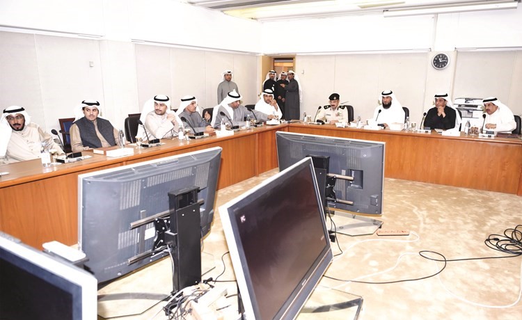 جانب من اللقاء التعريفي للنواب ويبدو سعود الشويعر وناصر الدوسري ومرزوق الخليفة والحميدي السبيعي ويوسف الفضالة﻿