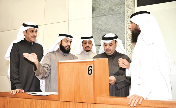 خالد العتيبي وعبدالله فهاد وماجد المطيري ومبارك الحجرف وعلام الكندري﻿