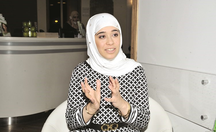 تسنيم يوسف عبدالرحمن متحدثة عن فعاليات المعرض ﻿