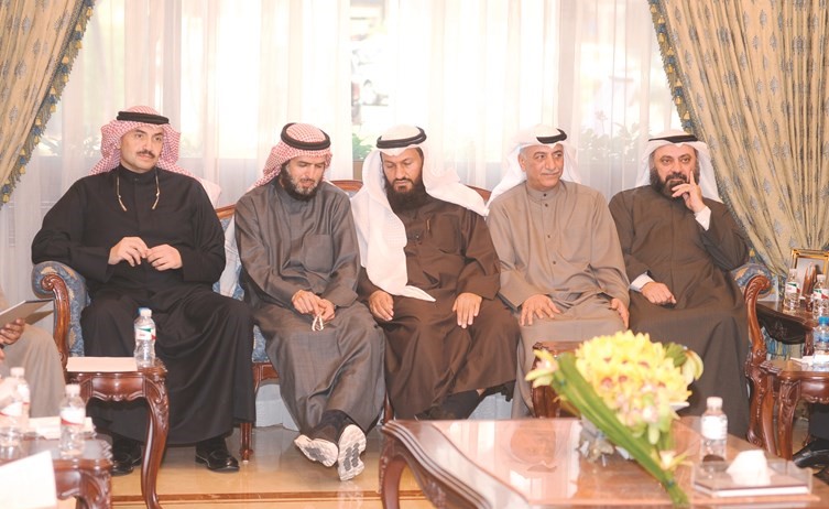 محمد المطير ود. عادل الدمخي ومحمد هايف وشعيب المويزري ود. وليد الطبطبائي اثناء الاجتماع﻿