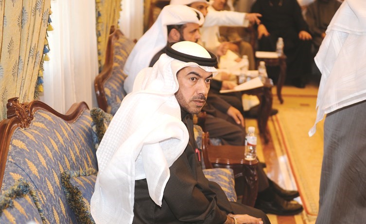 علي الدقباسي اثناء الاجتماع﻿
