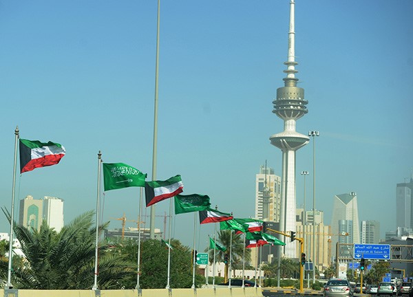 أعلام الكويت والسعودية تزين البلاد ترحيباً بخادم الحرمين الشريفين