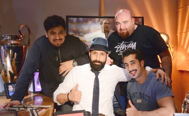 مناف أشكناني مع فريق العمل﻿
