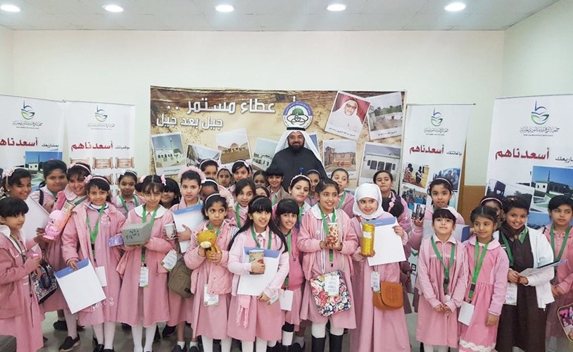 وفد الطالبات خلال زيارة المدرسة ﻿