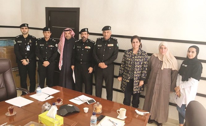 د. شفيقة العوضي مع الحضور في اللقاء ﻿