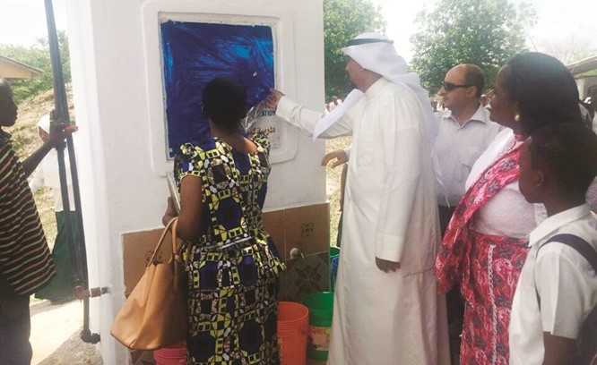 السفير جاسم الناجم خلال افتتاح إحدى الآبار﻿