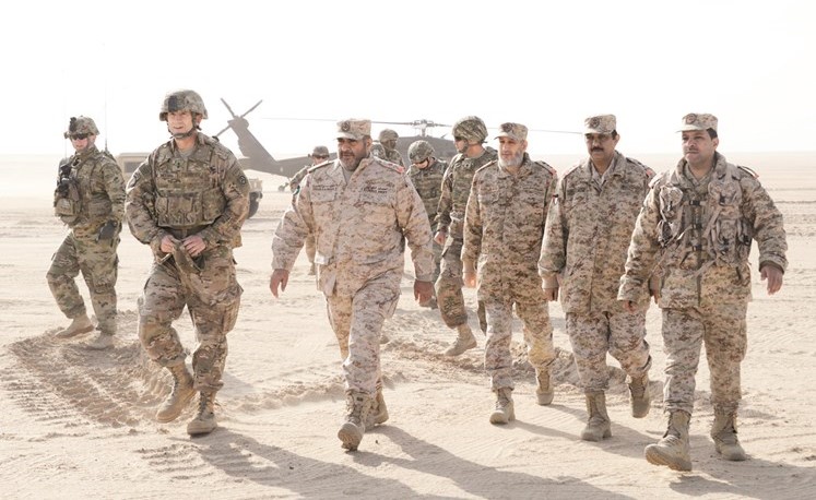 اللواء الركن خالد الصالح وأفراد من الجيش الكويتي والأميركي خلال التدريب﻿