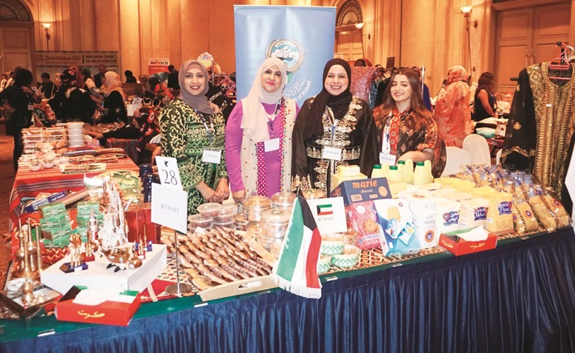 جانب من مشاركة سفارة الكويت بماليزيا في فعاليات البازار الخيري ﻿
