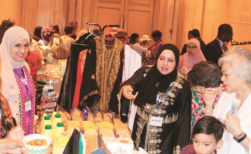 إقبال من زوار المعرض على جناح الكويت﻿