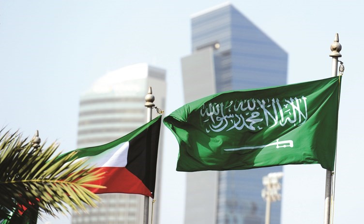 علما الكويت والسعودية يرفرفان في شوارع البلاد ﻿