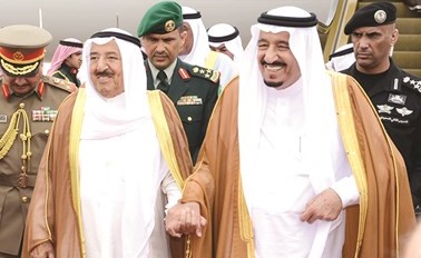 صاحب السمو الأمير الشيخ صباح الأحمد وخادم الحرمين الشريفين الملك سلمان بن عبدالعزيز يدا بيد﻿