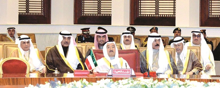 صاحب السمو الأمير الشيخ صباح الأحمد مترئسا وفد الكويت في الجلسة الختامية لقمة المنامة ويبدو الشيخ صباح الخالد والشيخ محمد الخالد والشيخ خالد الجراح وأنس الصالح وأحمد فهد الفهد والشيخ خالد العبدالله﻿