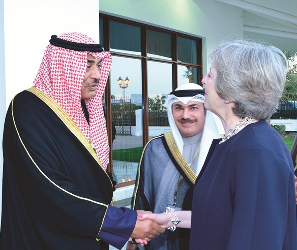الشيخ صباح الخالد مصافحا تيريزا ماي ويبدو الشيخ خالد العبدالله﻿