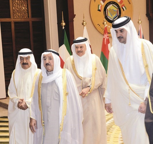 صاحب السمو الأمير الشيخ صباح الأحمد وسمو أمير قطر الشيخ تميم بن حمد وسمو الأمير خليفة بن سلمان وعبداللطيف الزياني﻿