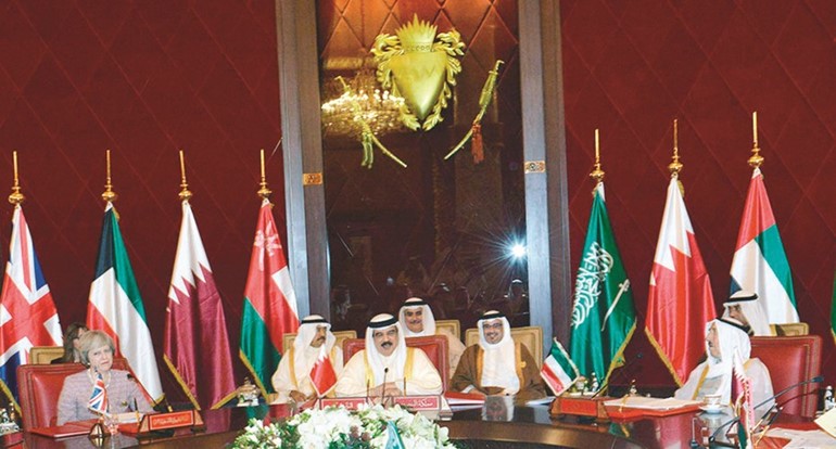 صاحب السمو الأمير الشيخ صباح الأحمد والملك حمد بن عيسى وتيريزا ماي خلال الجلسة التي جمعت قادة التعاون مع رئيسة وزراء بريطانيا﻿