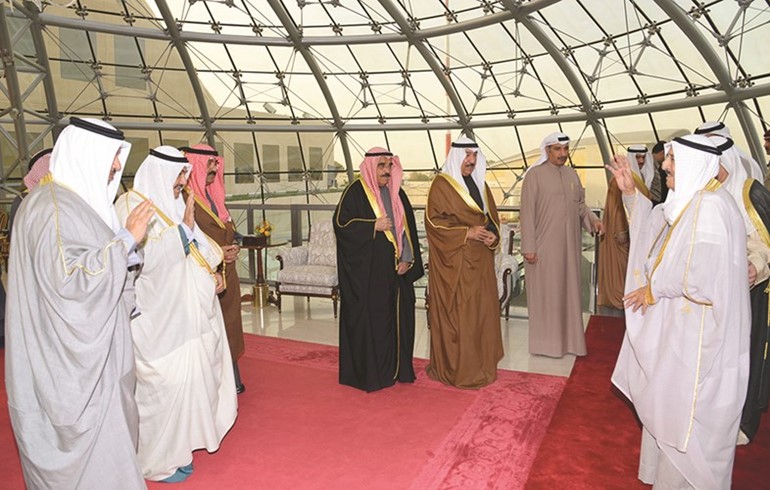 صاحب السمو محييا مستقبليه ويبدو الشيخ جابر العبدالله والشيخ فيصل السعود والشيخ مشعل الأحمد وسمو الشيخ ناصر المحمد وسمو الشيخ جابر المبارك﻿
