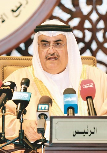 وزير الخارجية البحريني الشيخ خالد بن أحمد آل خليفة متحدثا في المؤتمر الصحافي بالمنامة﻿