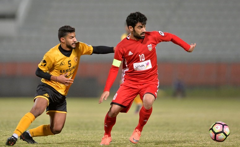 صراع على الكرة بين مهاجم الصليبخات مشعل ذياب ولاعب القادسية رضا هاني	 (الأزرق.كوم) ﻿