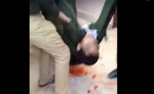 بالفيديو.. طالب يفجر قنبلة بالخطأ داخل مدرسته في اليمن !