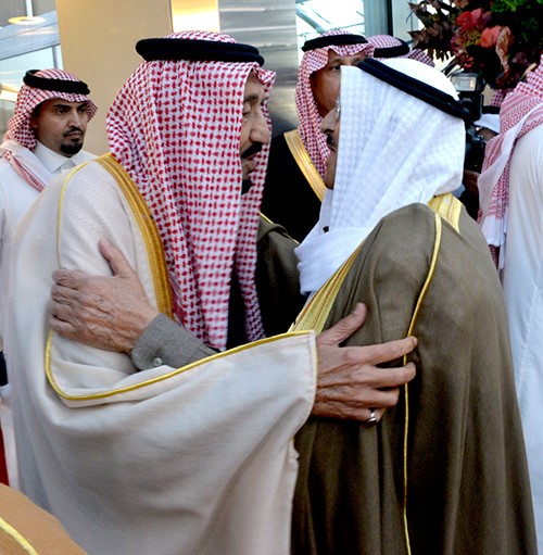 صاحب السمو الأمير الشيخ صباح الأحمد مستقبلا خادم الحرمين الشريفين الملك سلمان بن عبدالعزيز