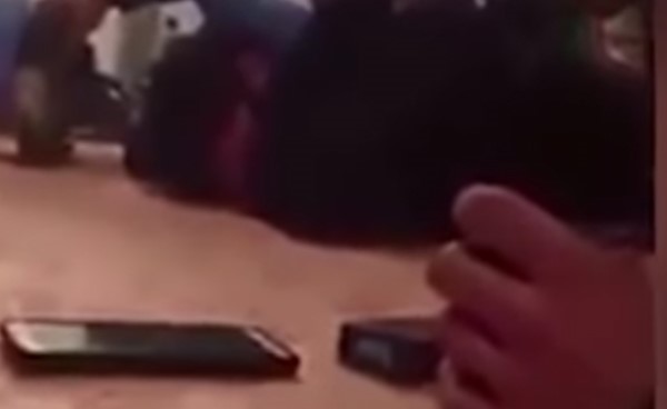بالفيديو.. بريطاني يستخدم منشاراً كهربائياً لمفاجأة صديقه