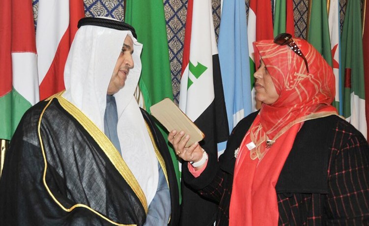 المستشار عصام السداني متحدثا إلى الزميلة هناء السيد (ناصر عبدالسيد)﻿