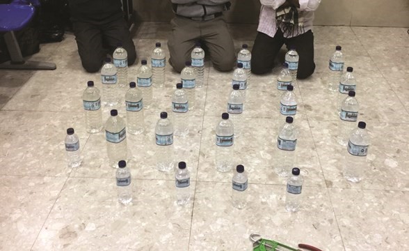 قناني الخمور المضبوطة مع الآسيويين﻿