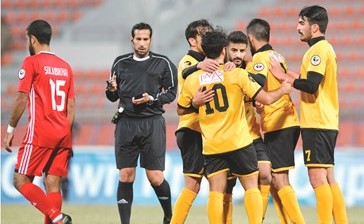 فرحة لاعبي القادسية عقب تسجيل أحد الاهداف في مرمى الصليبخات (الأزرق.كوم) 