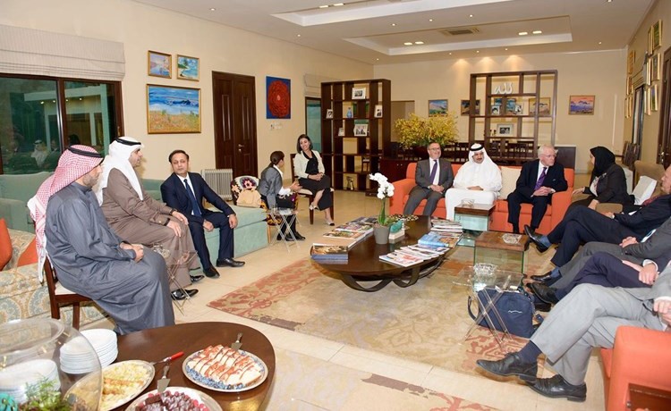 عمدة لندن د.أندرو بارملي في حوار مع الشيخة د. سعاد الصباح واللورد جوناثن مارلاند بحضور الشيخ محمد العبدالله والشيخ مبارك العبدالله والسفير ماثيو لودج﻿