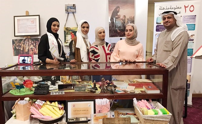 عهود العنزي وشيخة سعد وعدد من المشاركين في المعرض﻿