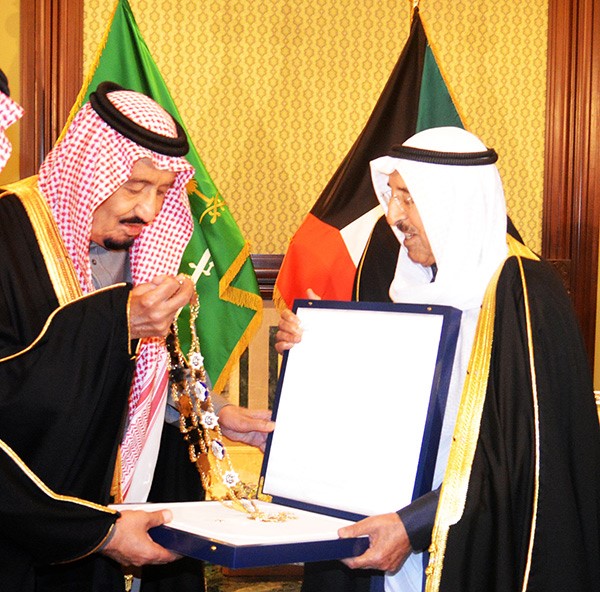 الأمير يقلد خادم الحرمين الشريفين قلادة مبارك الكبير ووسام الكويت