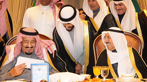 صاحب السمو الأمير الشيخ صباح الأحمد وخادم الحرمين الشريفين الملك سلمان بن عبدالعزيز الذي يطالع قصيدة الشاعر حمود بن قمرا المري