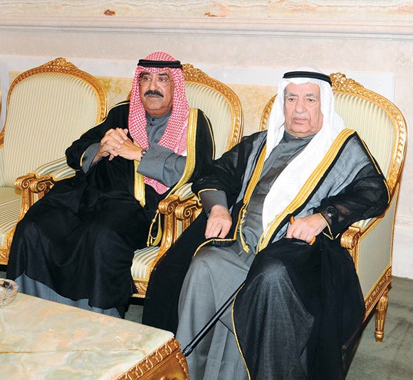 الشيخ مشعل الأحمد وعلي الغانم خلال حفل العشاء الذي أقامه صاحب السمو على شرف خادم الحرمين الشريفين