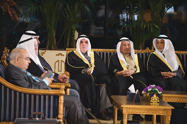 المستشار يوسف المطاوعة ود.عبدالله الغنيم مع عدد من الحضور	(هاني الشمري)