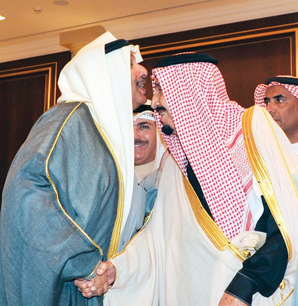 الشيخ حمد جابر العلي وقبلة على جبهة الملك سلمان