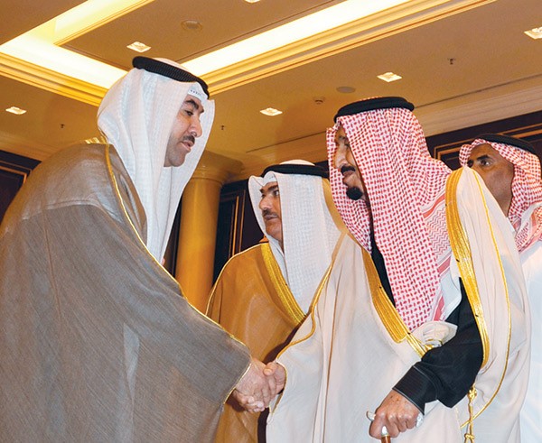 الملك سلمان مصافحا الشيخ مبارك سالم العلي