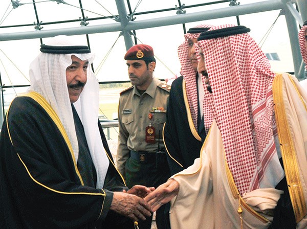 خادم الحرمين مصافحا الشيخ جابر العبد الله 