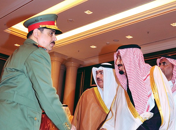 خادم الحرمين مصافحا الفريق الركن هاشم الرفاعي