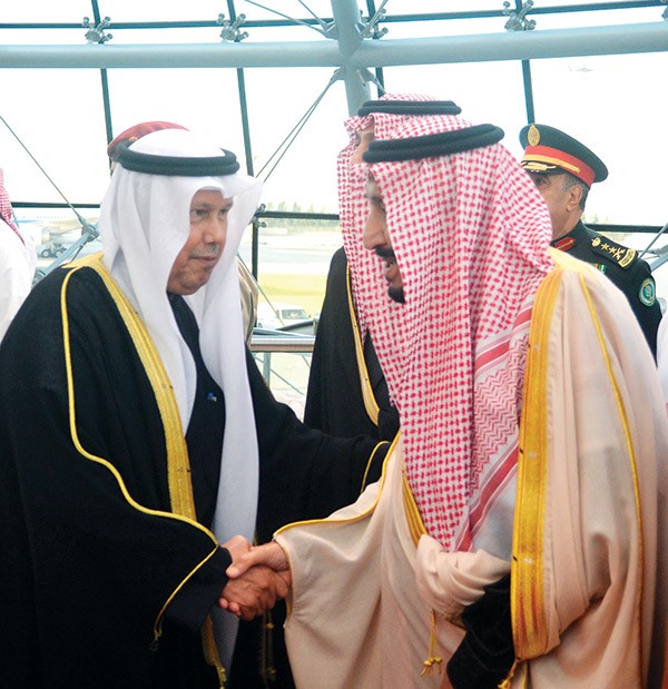 خادم الحرمين مصافحا السفير أحمد فهد الفهد 